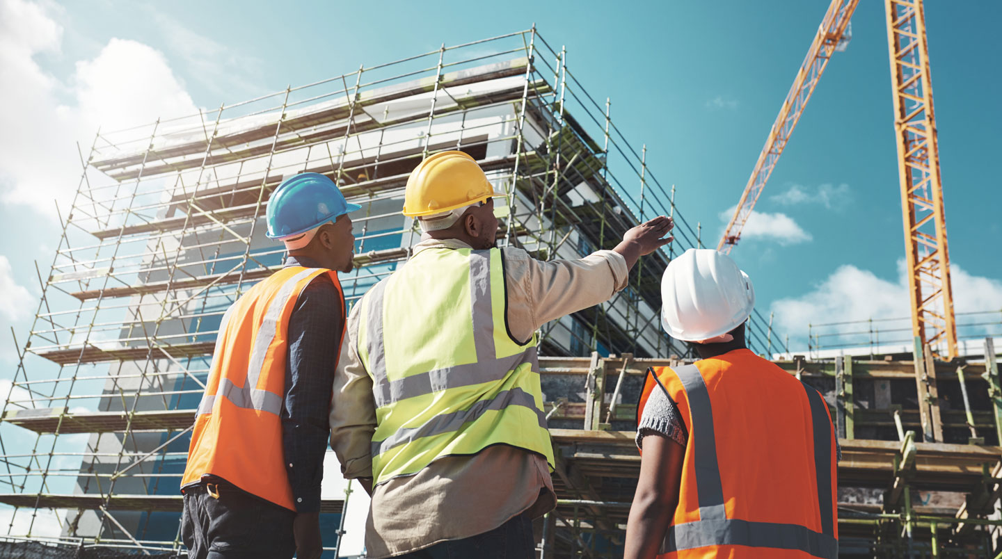 Inspecteur technique effectuant un contrôle de conformité sur chantier de rénovation énergétique, vérifiant l'isolation thermique installée