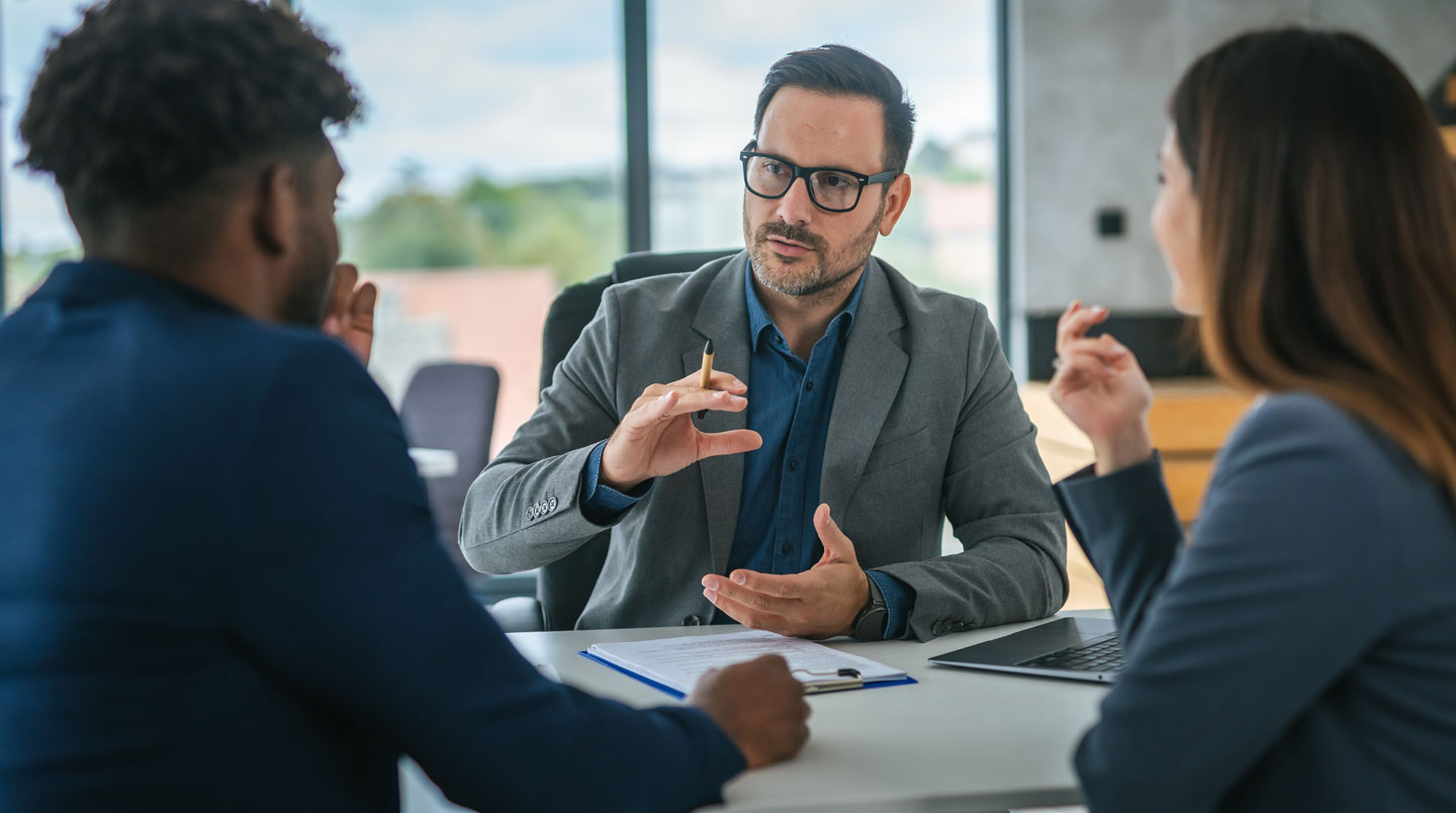 Documents administratifs Éco-PTZ organisés sur bureau professionnel : formulaires CERFA, attestations RGE et devis détaillés