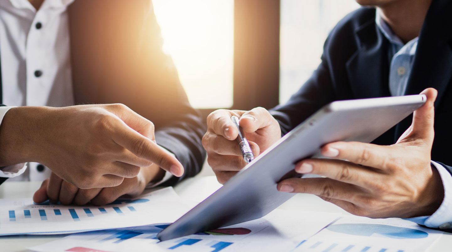 Gros plan d'un formulaire CERFA officiel avec sections numérotées et cases à cocher, stylo professionnel posé sur le document